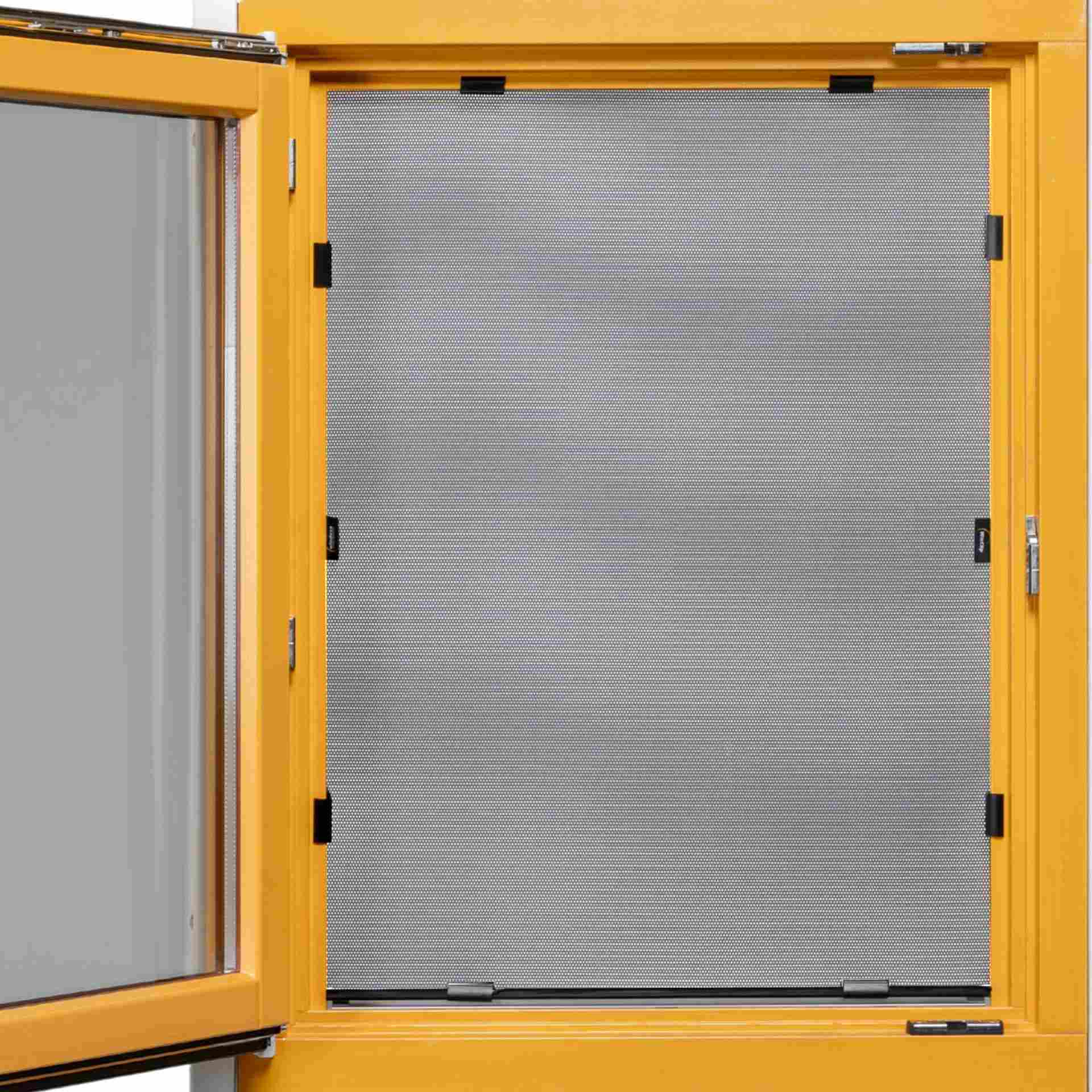 ein Holzfenster mit einem installierten WinClip Multi