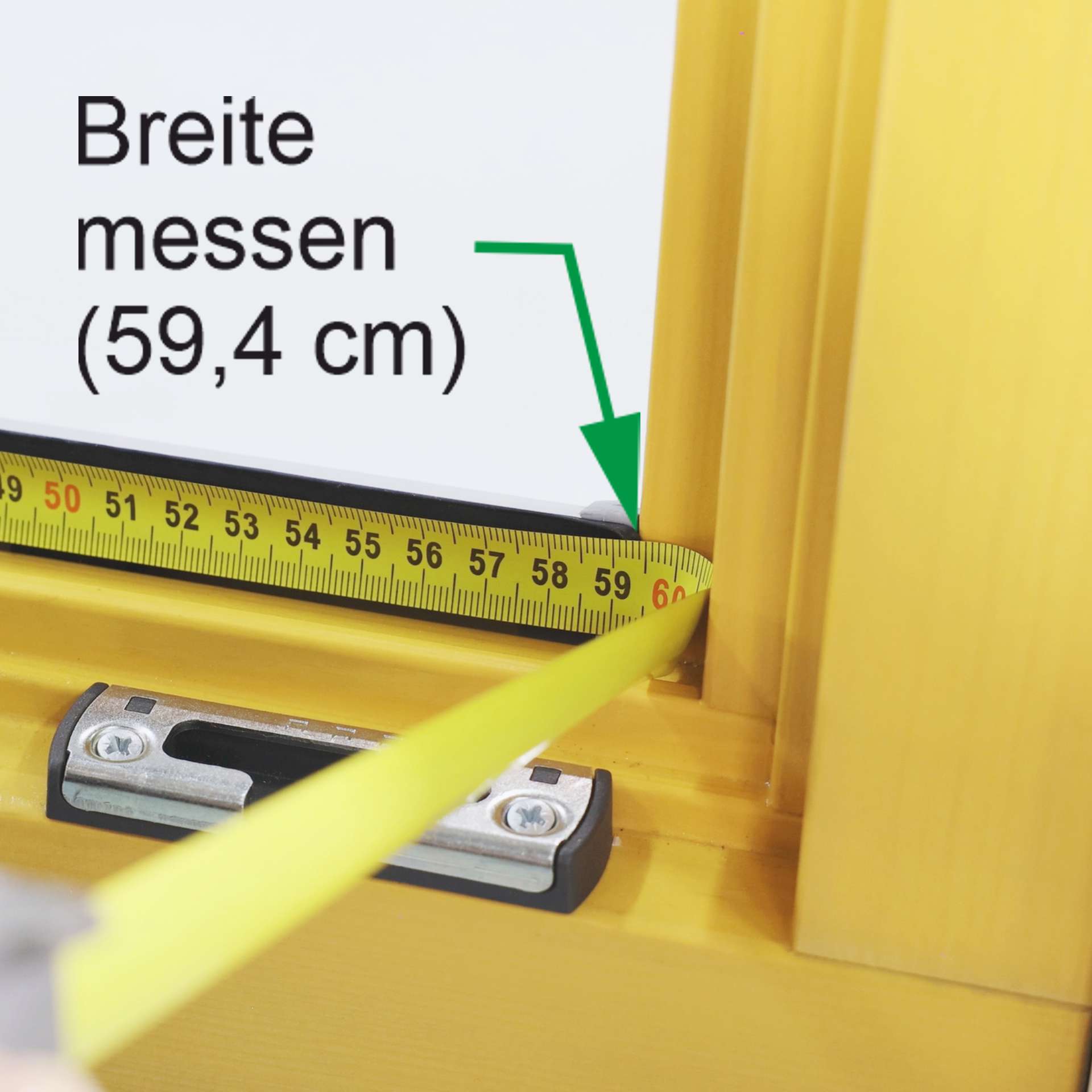 ein Maßband zeigt die Messbreite von 59,4cm an einem Fenster