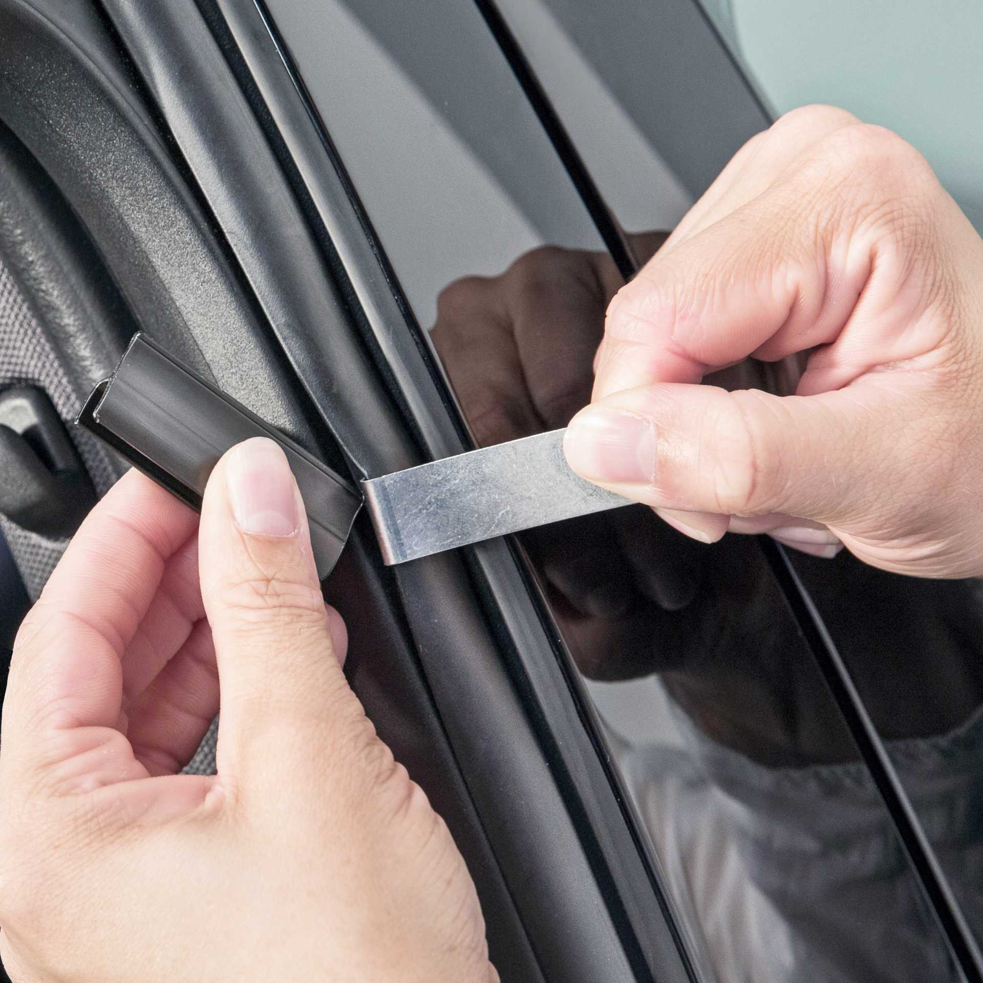 ein Halter wird mit einer Einbauhilfe installiert