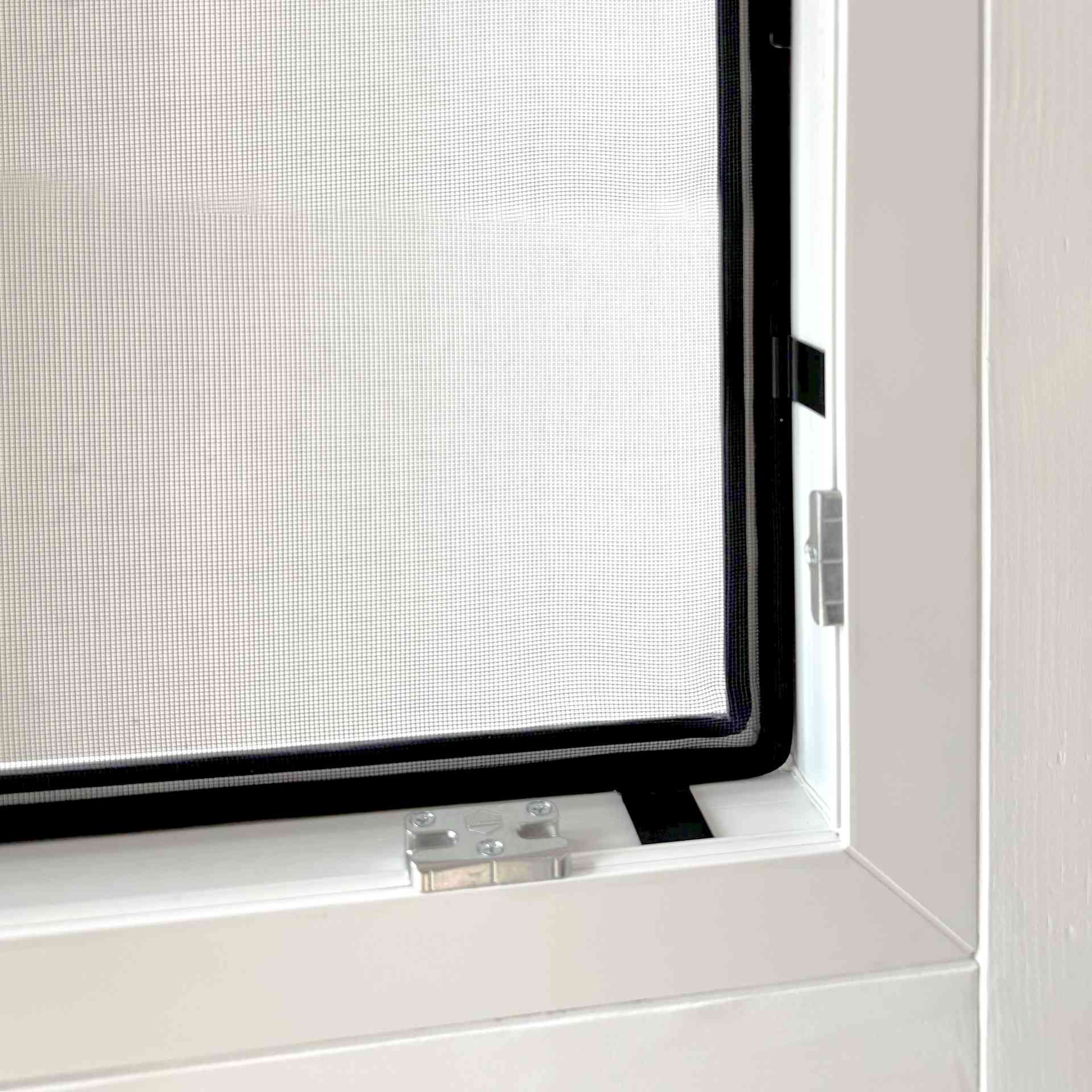 der WinClip wird an einem Fenster mit Haltern montiert gezeigt