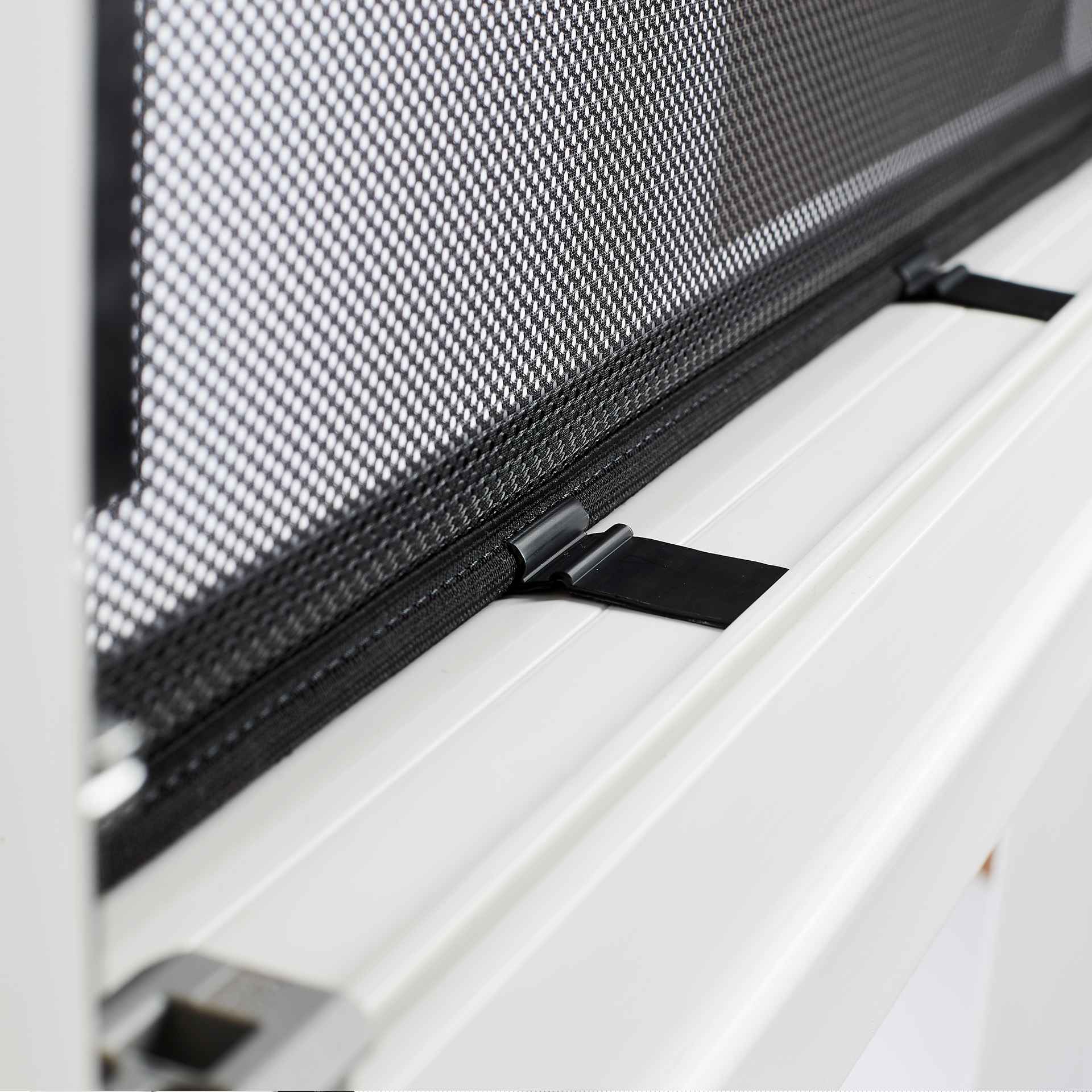 der WinClip wird an einem Fenster mit Haltern montiert gezeigt