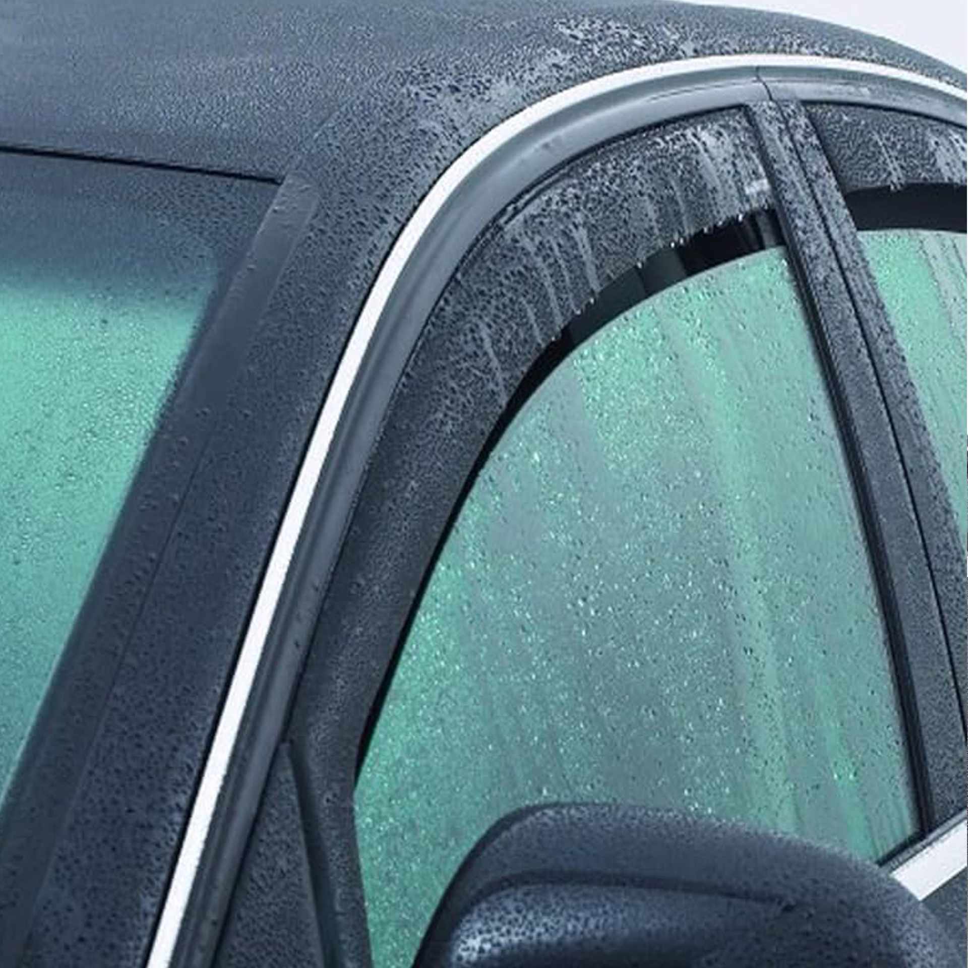 Windabweiser an den vorderen Scheiben bei Regen