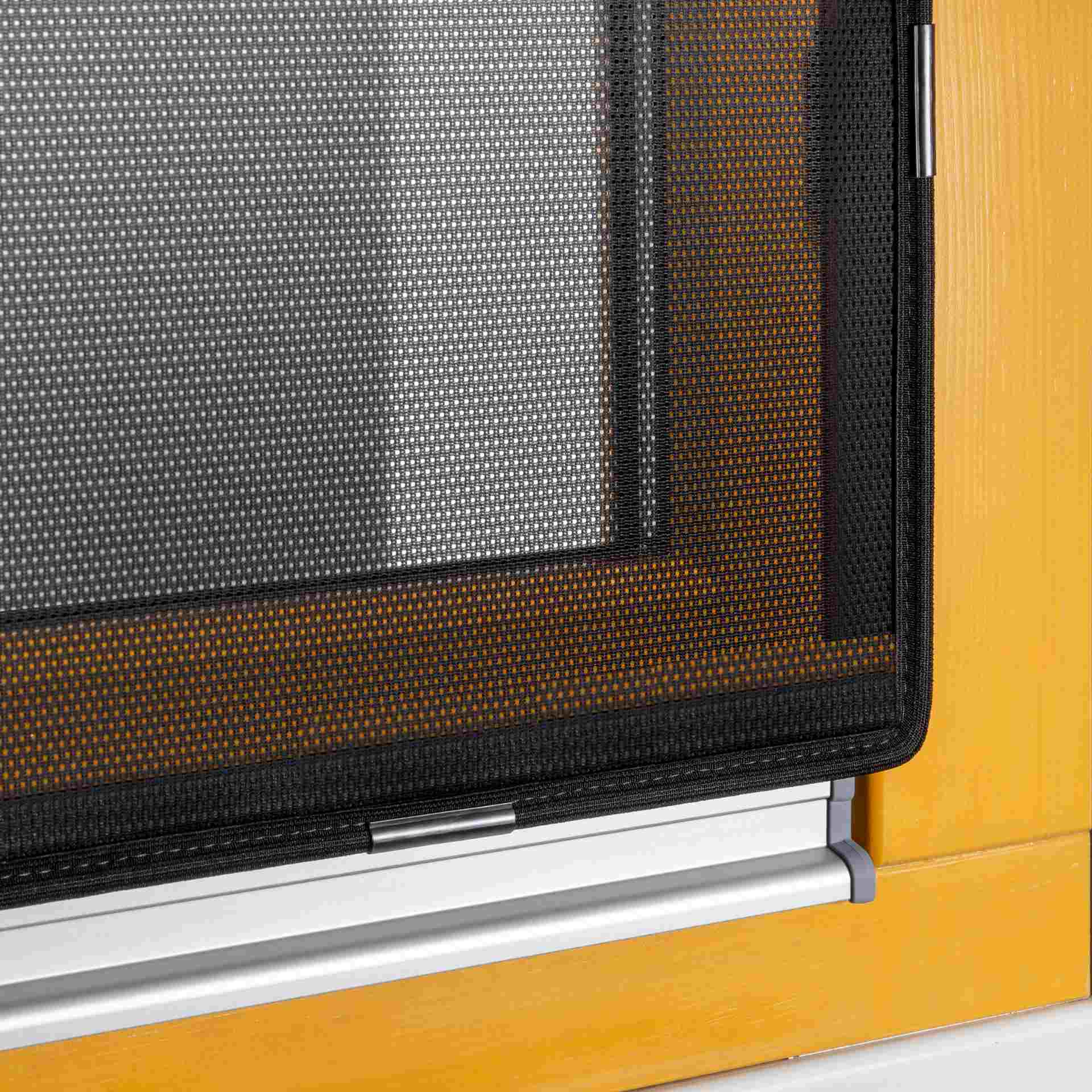 der WinClip Multi liegt außen auf dem Fensterrahmen an