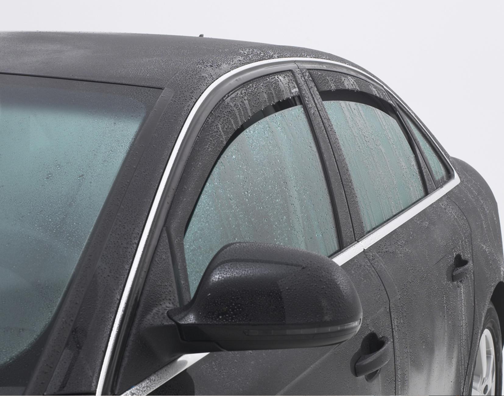 Ein Auto mit Windabweisern vorne und hinten im Regen