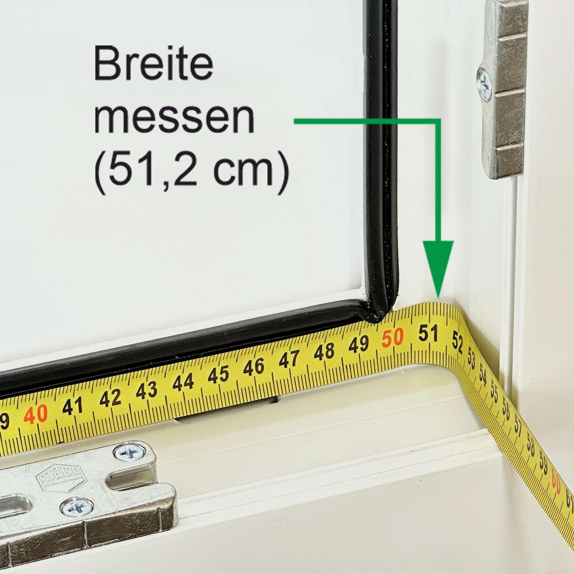 ein Maßband zeigt die Messbreite von 51,2cm an einem Fenster