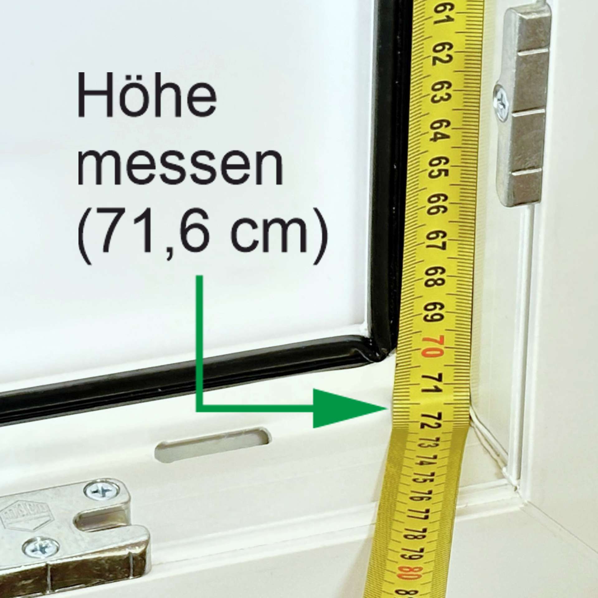 ein Maßband zeigt die Messhöhe von 71,6cm an einem Fenster
