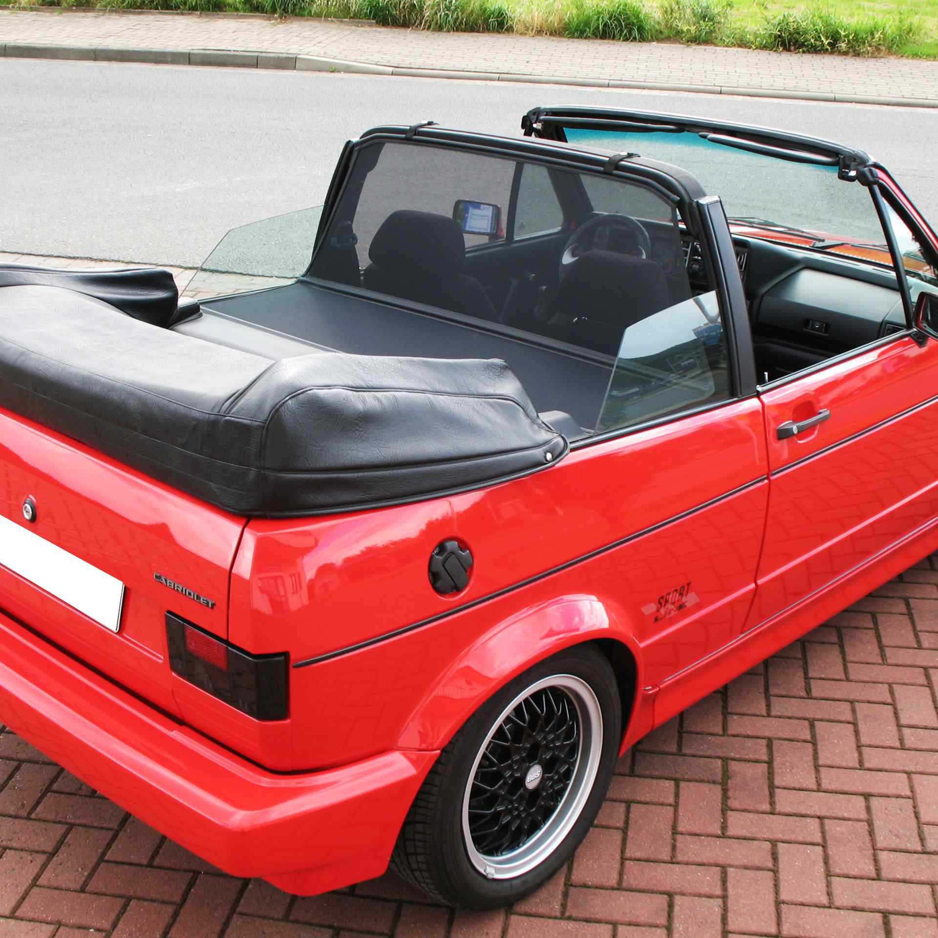 ein rotes Golf Cabrio mit einem XL Bodi Windschott