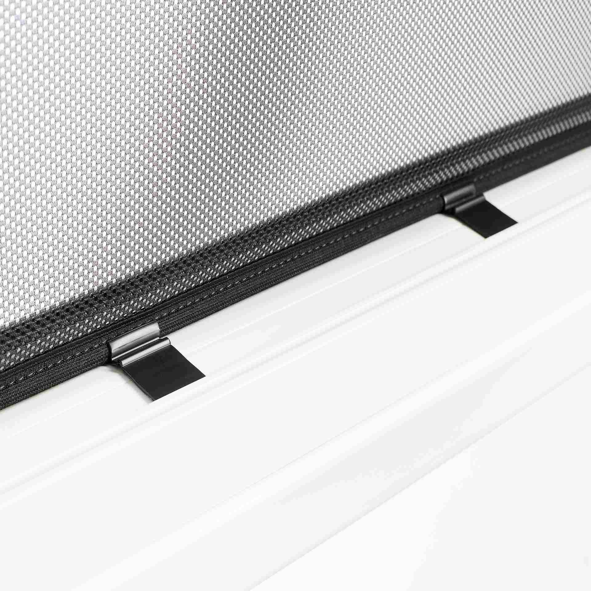 der WinClip wird an einem Fenster mit Haltern montiert gezeigt