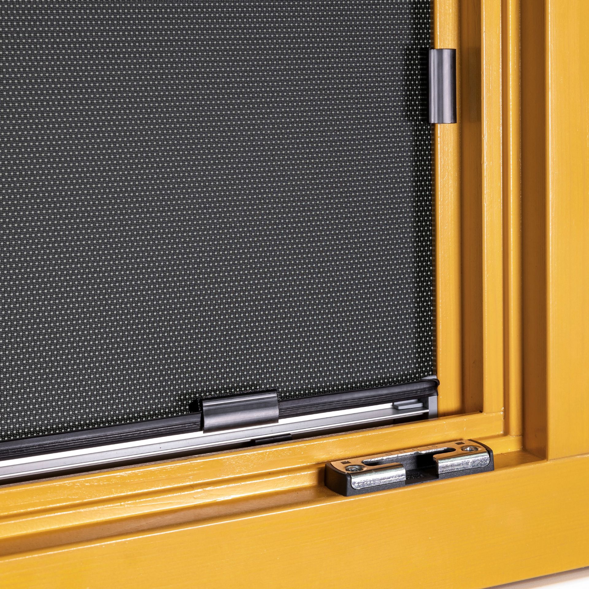 eine Holzfensterecke mit einem WinClip Multi und Haltern