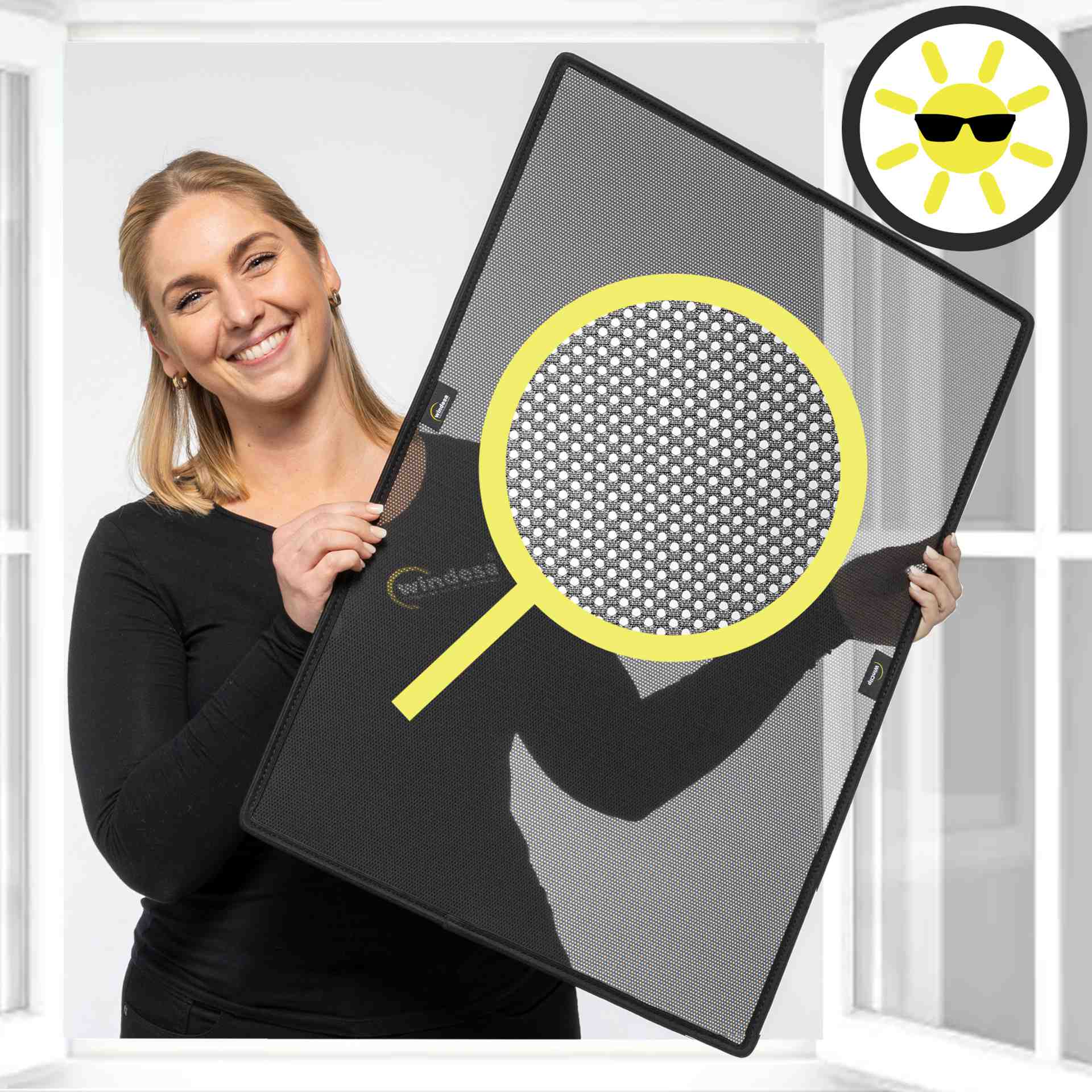 eine Frau hält lächelnd den WinClip Sonnenschutz in den Händen