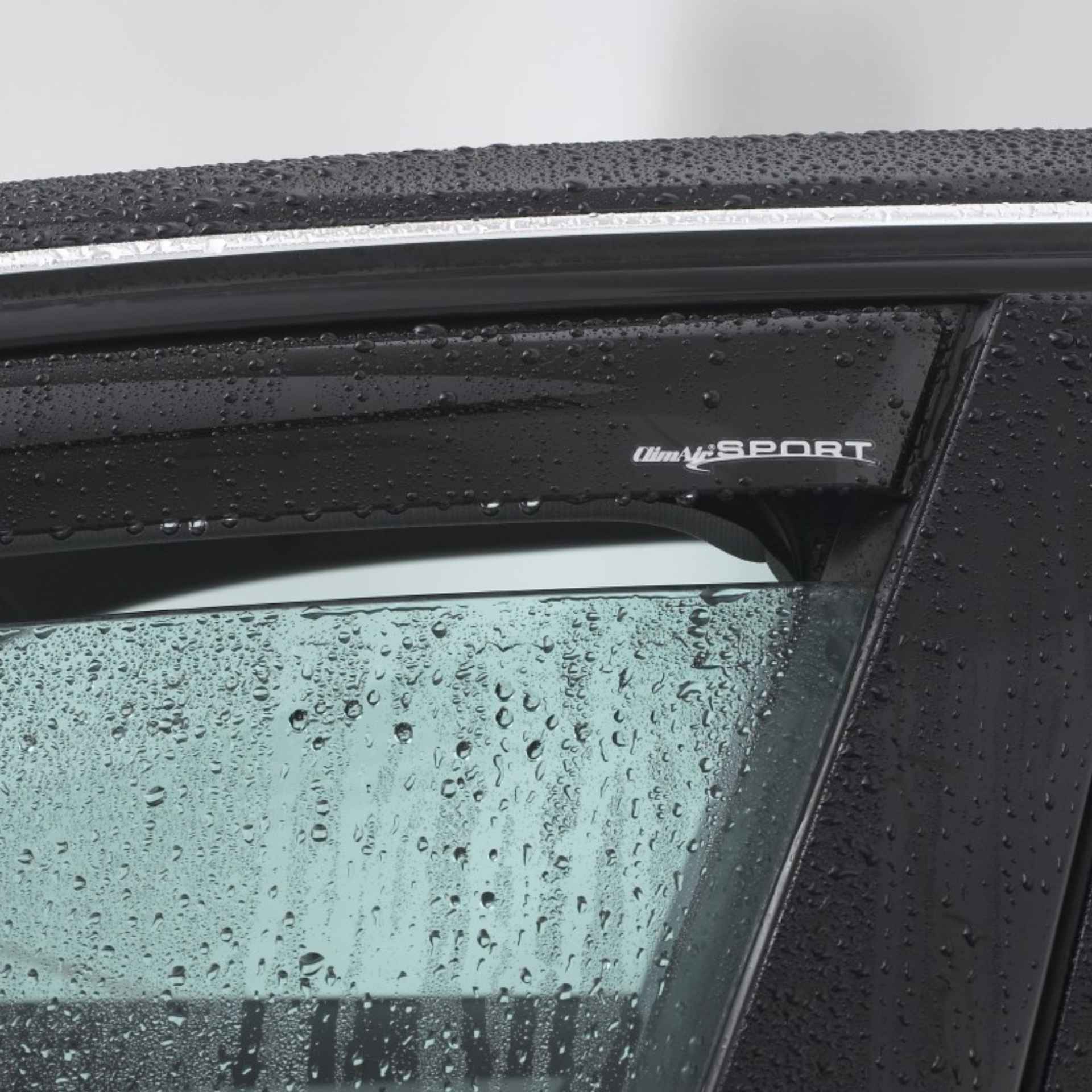 Windabweiser bei Regen mit leicht geöffneten Scheiben