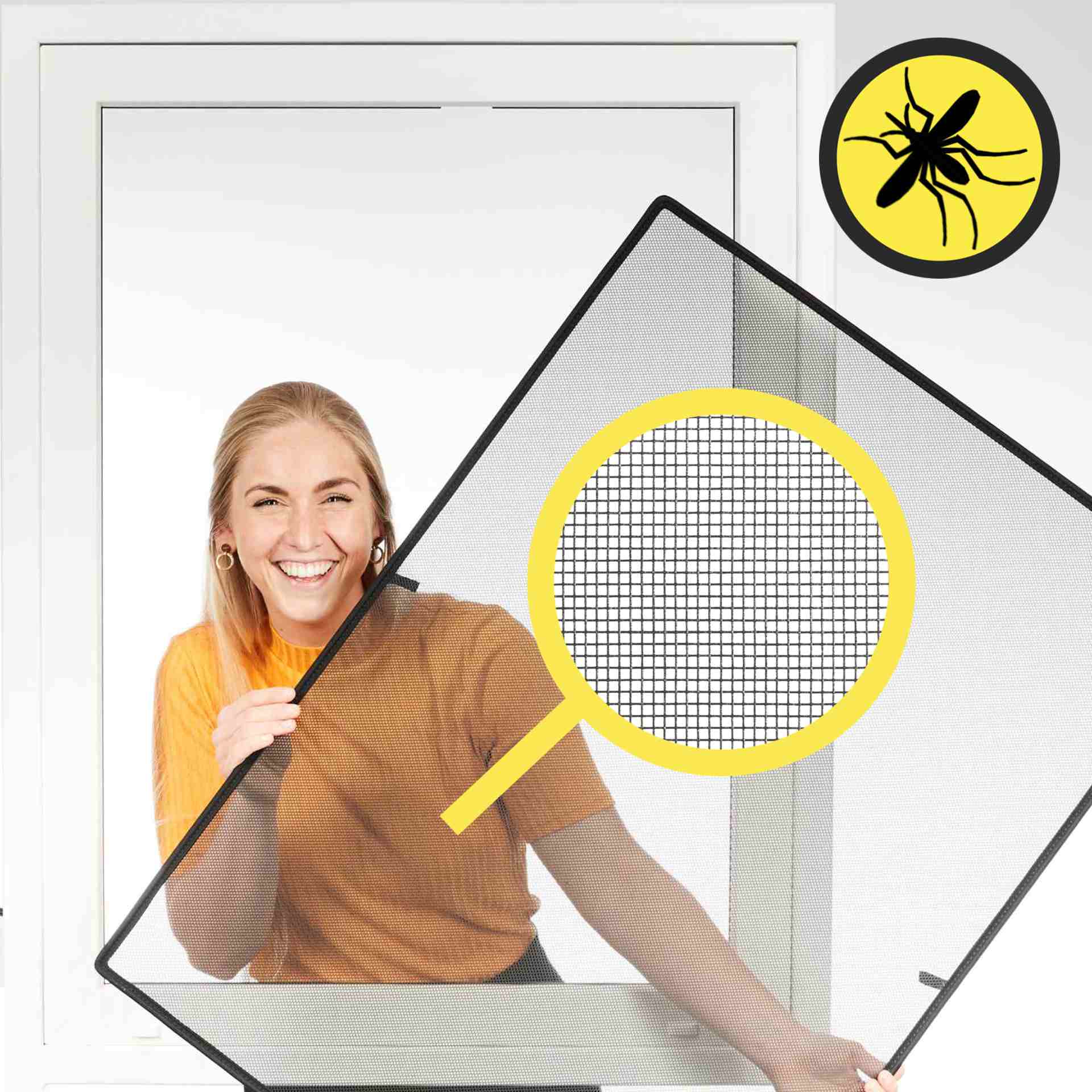 eine Frau hält lächelnd den WinClip Insektenschutz in den Händen