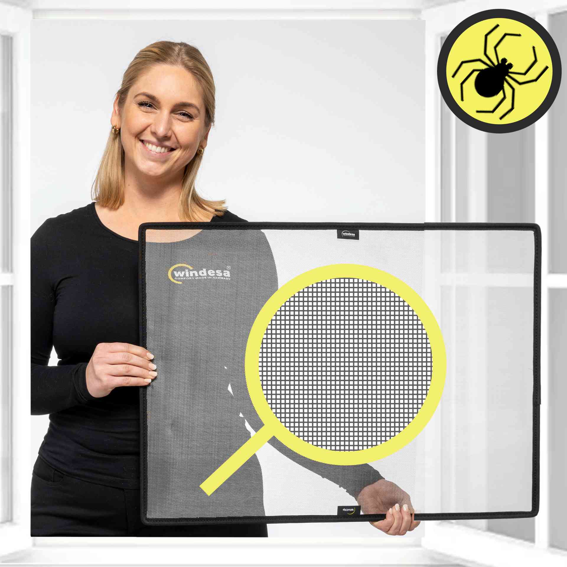 eine Frau stützt sich lächelnd auf einen WinClip Bug