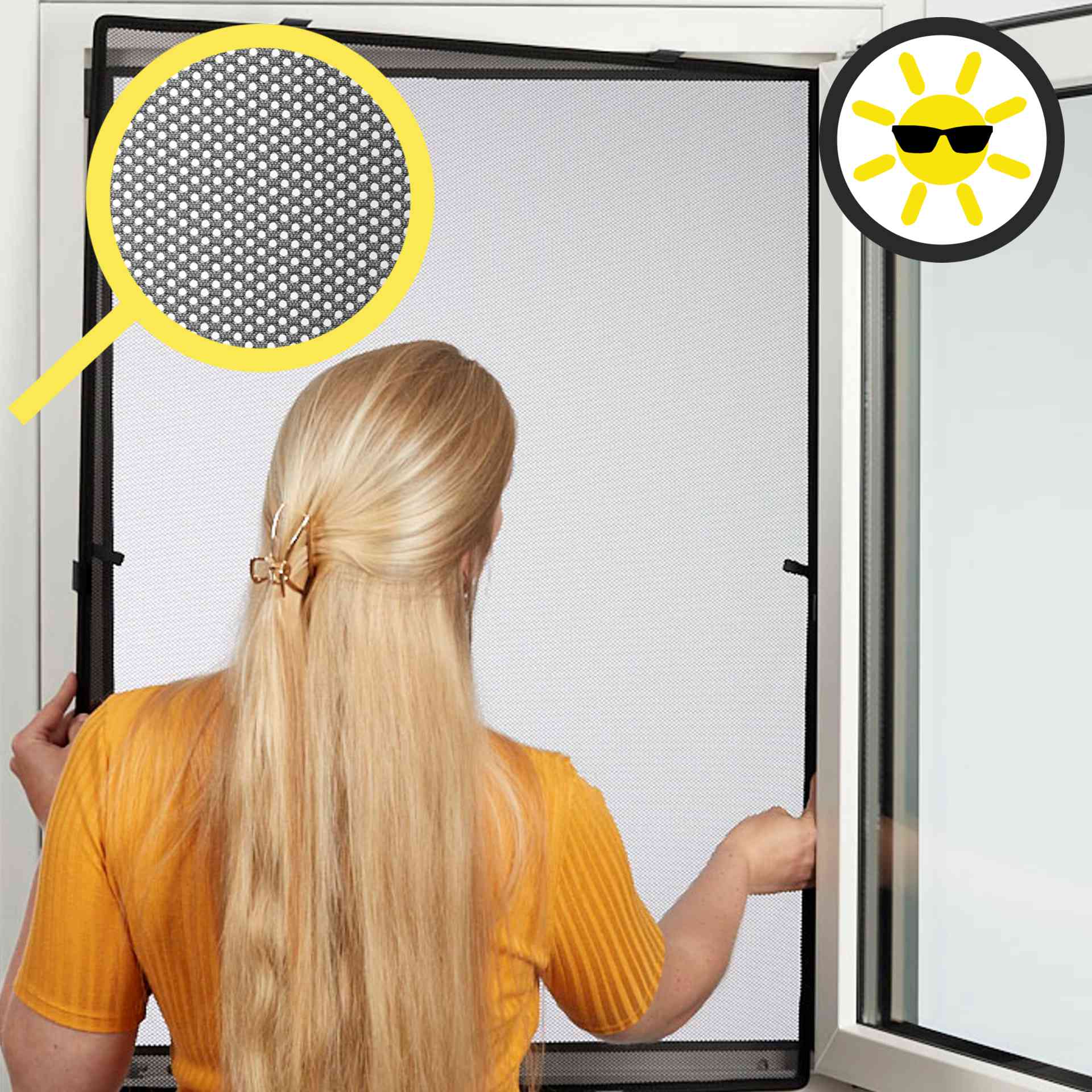 der WinClip Sonnenschutz wird an ein Fenster gehalten