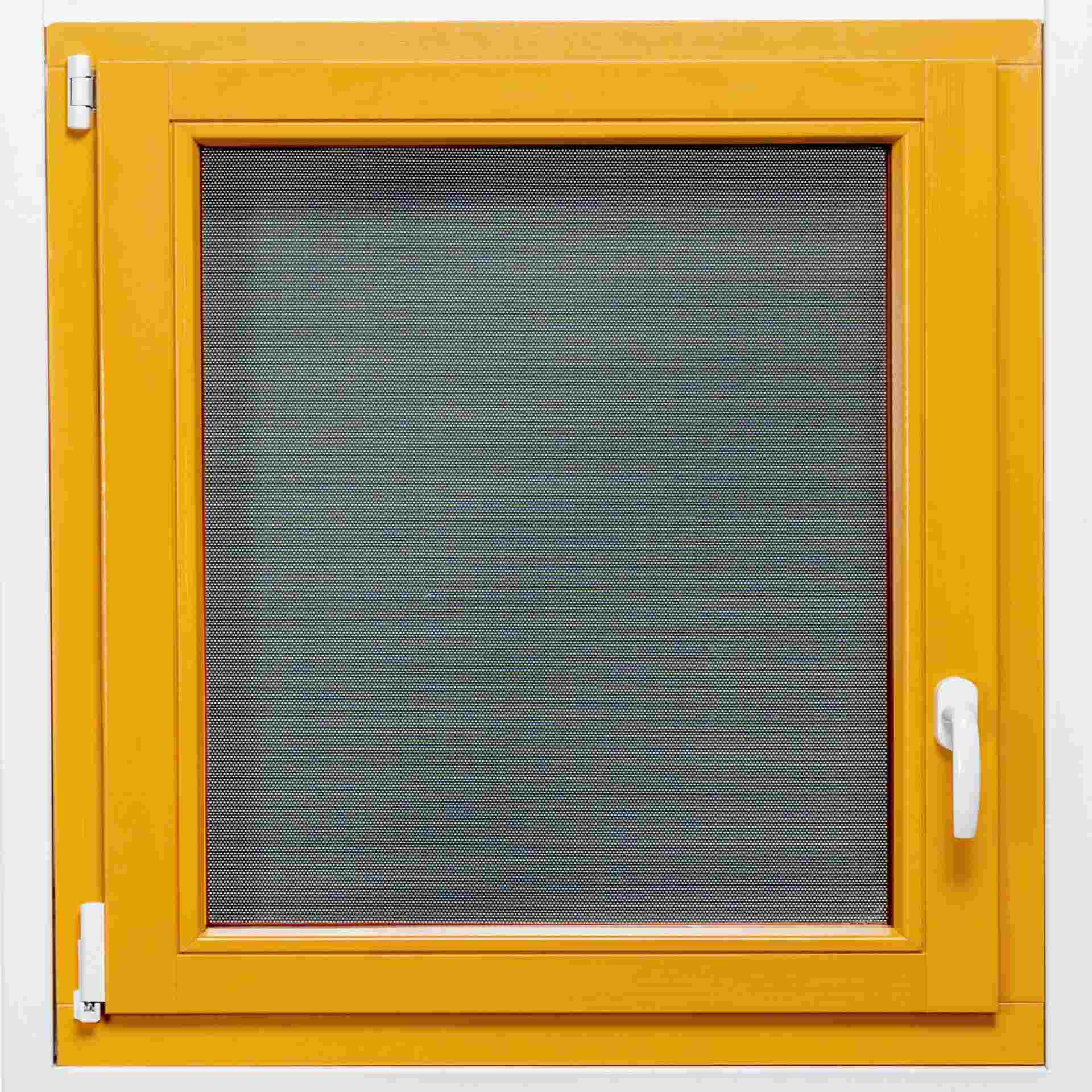 ein Holzfenster mit einem installierten WinClip Multi