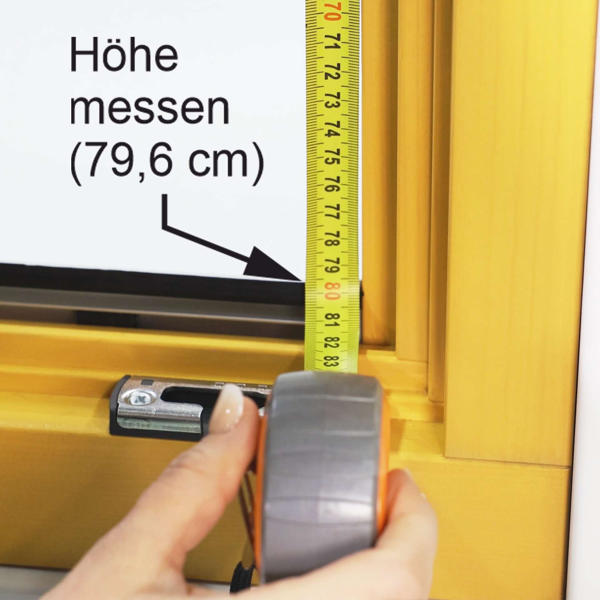 ein Maßband zeigt die Messbreite von 59,4cm an einem Fenster