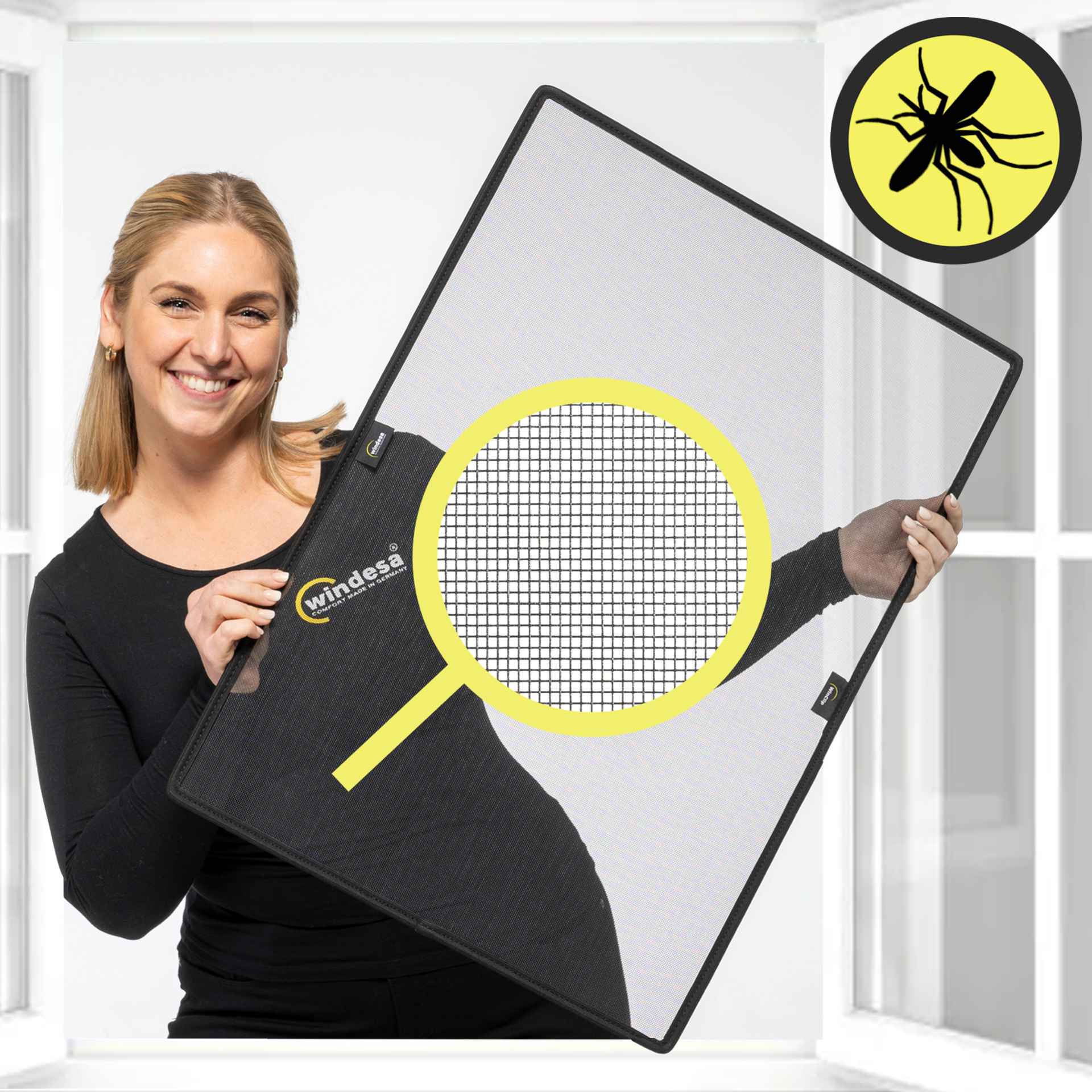 eine Frau hält lächelnd den WinClip Insektenschutz in den Händen