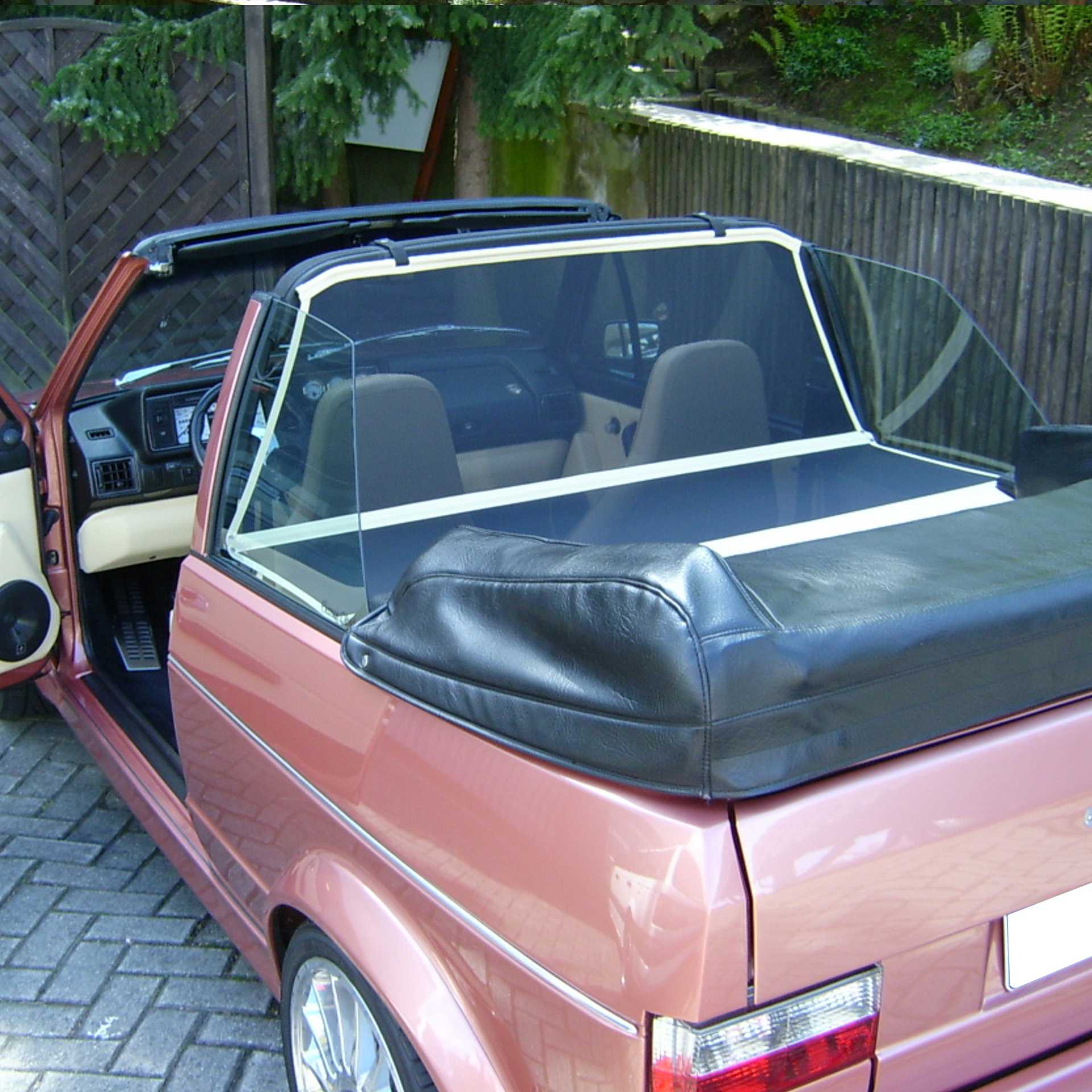 ein rotes Golf Cabrio mit einem XLC Windschott