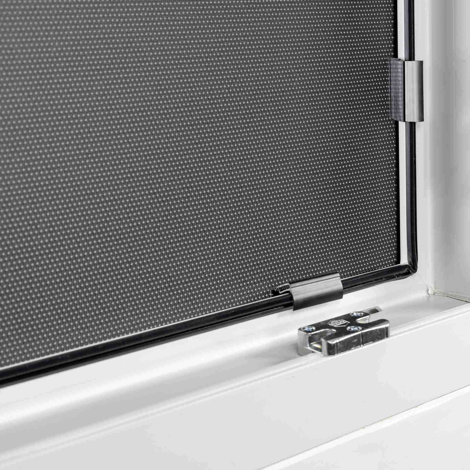 der WinClip wird an einem Fenster mit Haltern montiert gezeigt